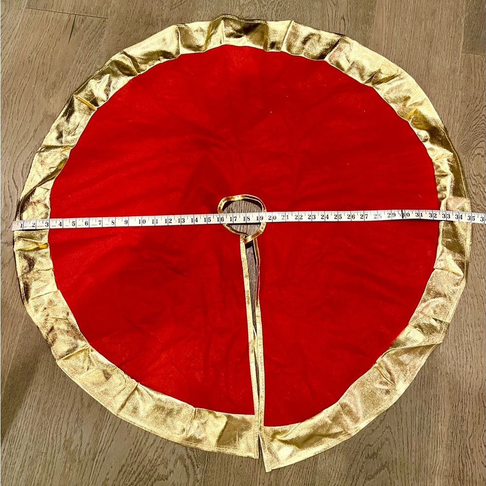 Vintage Red Felt and Metallic Gold Handmade Christmas Tree Skirt - Picture 5 of 5
